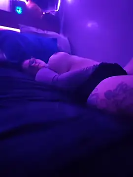 LyricRose85 online show from 04.28.26