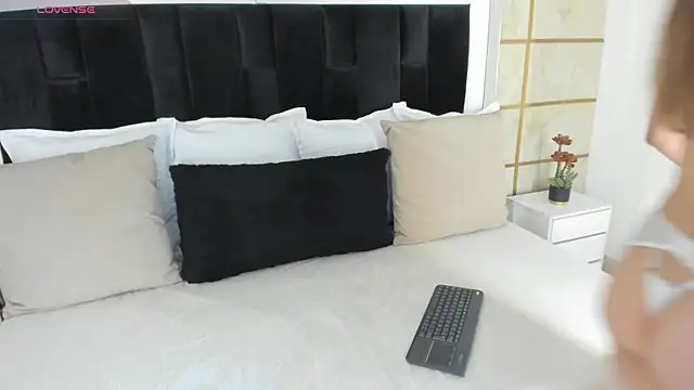 Crystal Rose   online show from 07.22.26