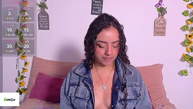 Snapshot of emiily_curly chatting on 05.20.26 emiily curly online show from 05.20.26