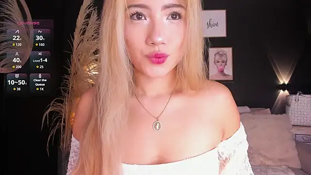 Snapshot of Isa_cortes_ chatting on 05.21.26 Isa cortes online show from 05.21.26