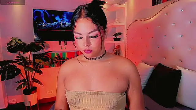 Snapshot of Maia_Hotts chatting on 07.27.26 Maia Hotts online show from 07.27.26