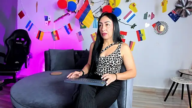 Mia Davis   online show from 06.22.26