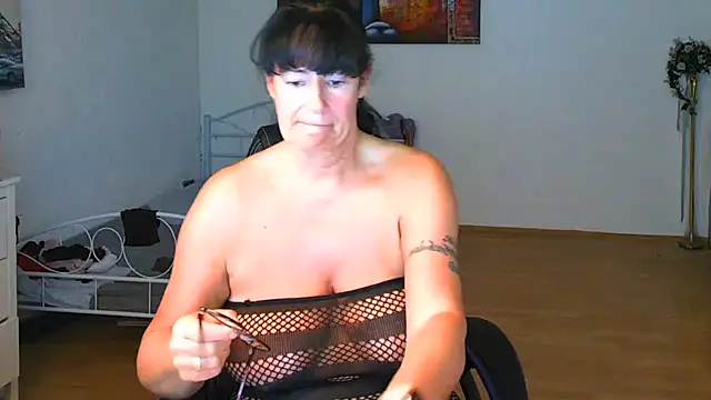 Snapshot of Sylly chatting on 07.20.26 Sylly online show from 07.20.26