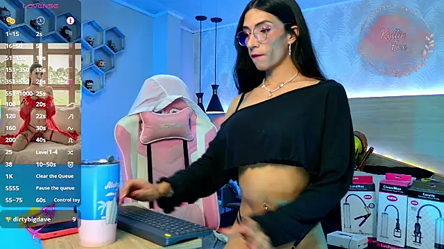 Snapshot of kylliefox_ chatting on 10.15.25 kylliefox online show from 10.15.25