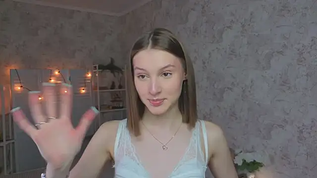 Snapshot of LianneBynon chatting on 05.16.26 LianneBynon online show from 05.16.26