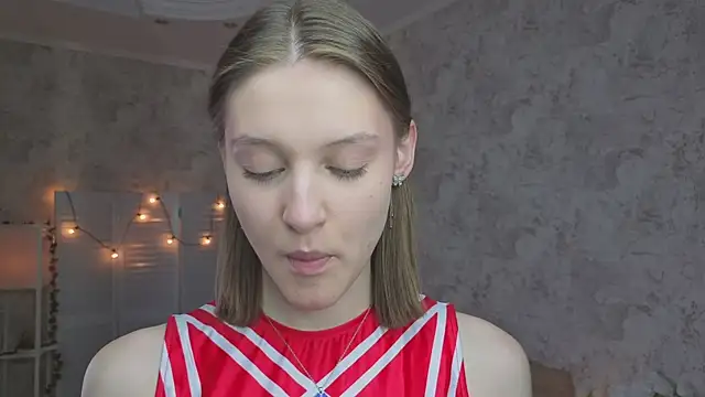 Snapshot of LianneBynon chatting on 05.18.26 LianneBynon online show from 05.18.26