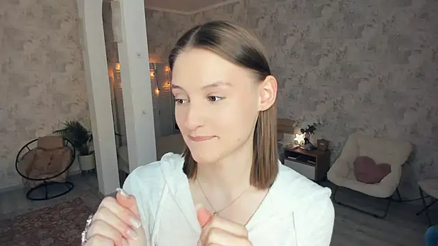 Snapshot of LianneBynon chatting on 06.13.26 LianneBynon online show from 06.13.26