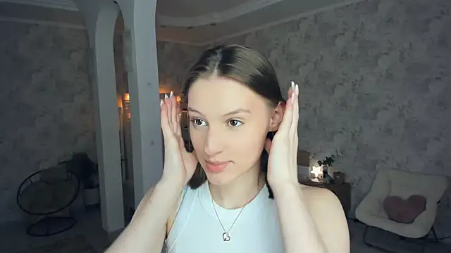 Snapshot of LianneBynon chatting on 06.15.26 LianneBynon online show from 06.15.26