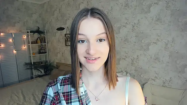 Snapshot of LianneBynon chatting on 06.22.26 LianneBynon online show from 06.22.26