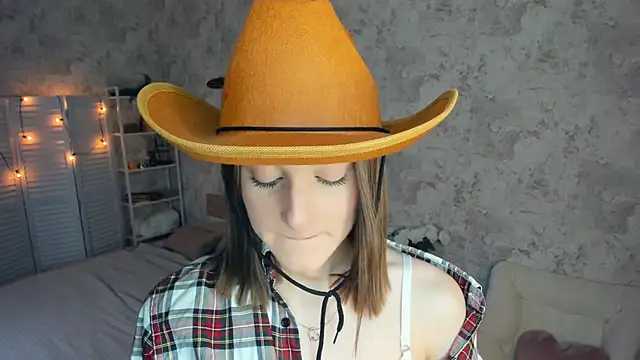 Snapshot of LianneBynon chatting on 06.27.26 LianneBynon online show from 06.27.26