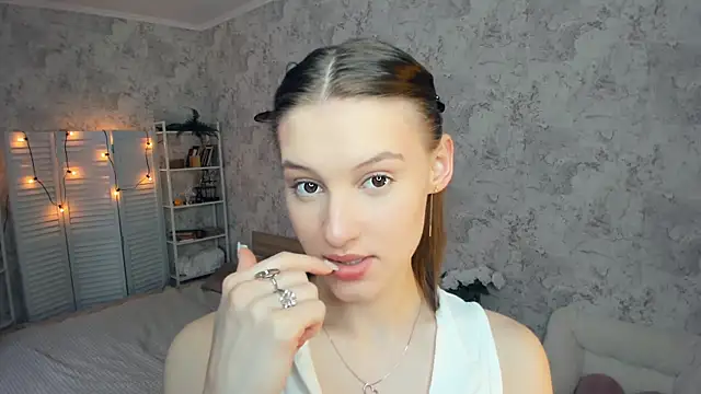 Snapshot of LianneBynon chatting on 06.29.26 LianneBynon online show from 06.29.26
