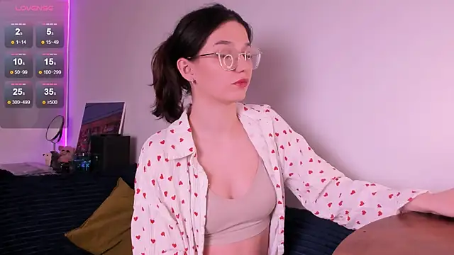 miabellee  online show from 04.30.26