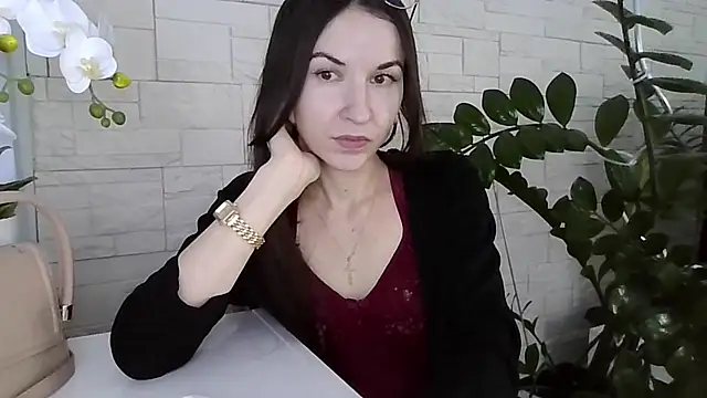 JuliaLovely online show from 02.23.26