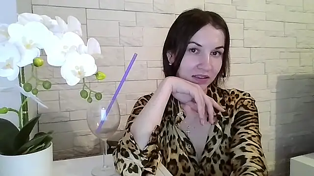 JuliaLovely online show from 06.05.26