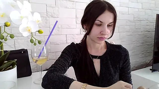 JuliaLovely online show from 06.08.26