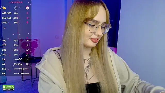 Snapshot of AdeLuna chatting on 04.24.26 AdeLuna online show from 04.24.26