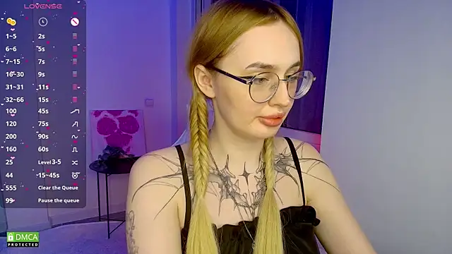 Snapshot of AdeLuna chatting on 04.29.26 AdeLuna online show from 04.29.26