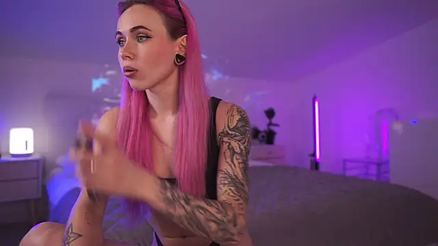 Sarah Pink online show from 03.22.25