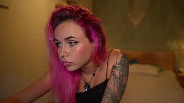 Sarah Pink online show from 11.13.25