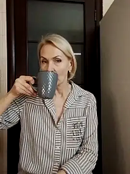 Snapshot of MichelleSolis chatting on 05.13.26 MichelleSolis online show from 05.13.26