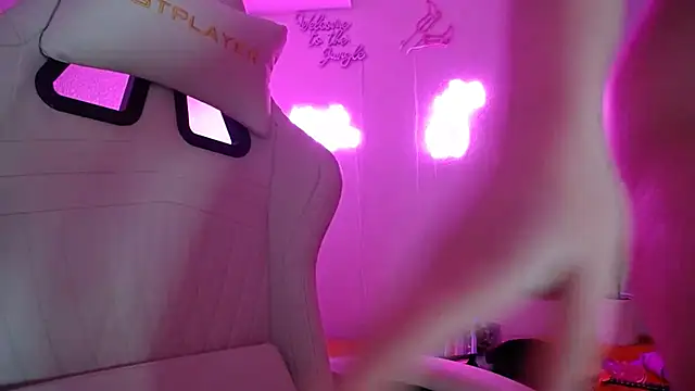 Snapshot of groovynights chatting on 01.08.25 groovynights online show from 01.08.25