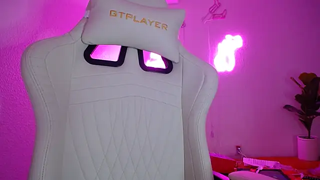 Snapshot of groovynights chatting on 01.22.25 groovynights online show from 01.22.25