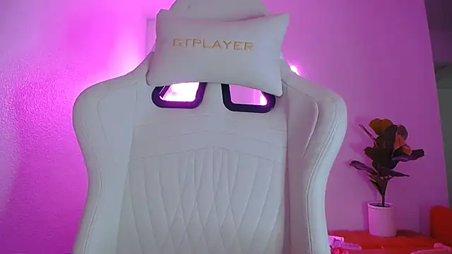 Snapshot of groovynights chatting on 02.10.25 groovynights online show from 02.10.25