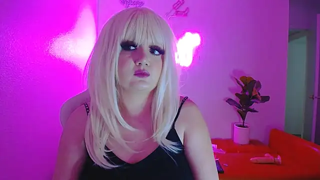 Snapshot of groovynights chatting on 02.13.25 groovynights online show from 02.13.25