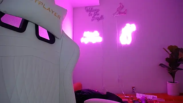 Snapshot of groovynights chatting on 03.08.25 groovynights online show from 03.08.25