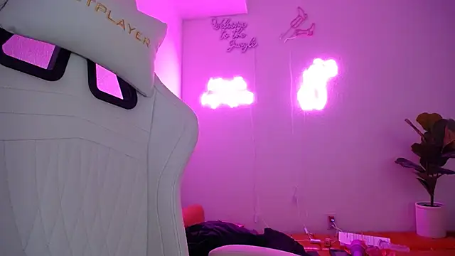 Snapshot of groovynights chatting on 03.08.25 groovynights online show from 03.08.25