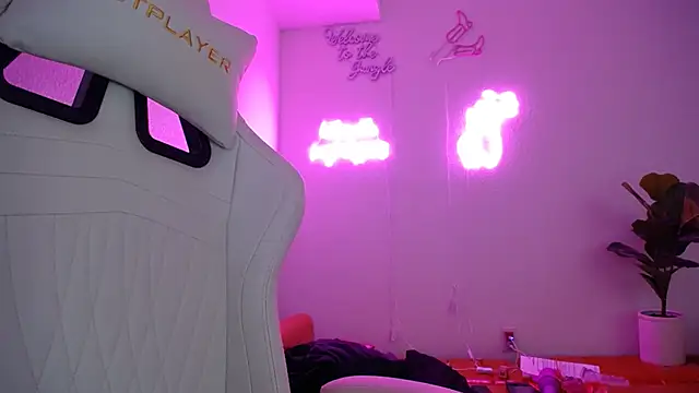 Snapshot of groovynights chatting on 03.08.25 groovynights online show from 03.08.25