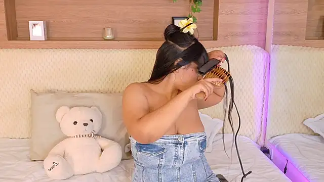 Snapshot of VioletBloomm chatting on 03.11.26 VioletBloomm online show from 03.11.26