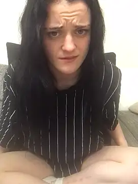 Snapshot of LeonieClaire chatting on 03.26.26 LeonieClaire online show from 03.26.26