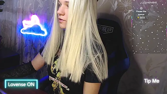 Snapshot of Shiny_Victoria chatting on 03.27.26 Shiny Victoria online show from 03.27.26