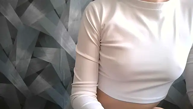 Snapshot of AlicePhyllis chatting on 02.24.26 AlicePhyllis online show from 02.24.26