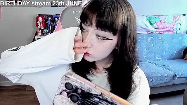 Snapshot of MollysLand chatting on 06.17.26 MollysLand online show from 06.17.26