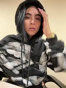 Sara Fernandez  online show from 03.05.26