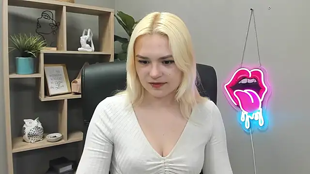 Snapshot of SweetLilyxo chatting on 05.14.26 SweetLilyxo online show from 05.14.26