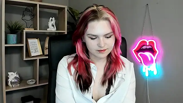 Snapshot of SweetLilyxo chatting on 06.14.26 SweetLilyxo online show from 06.14.26