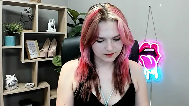 Snapshot of SweetLilyxo chatting on 06.18.26 SweetLilyxo online show from 06.18.26