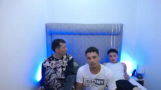 Snapshot of The_twinks_ chatting on 02.03.26 The twinks online show from 02.03.26