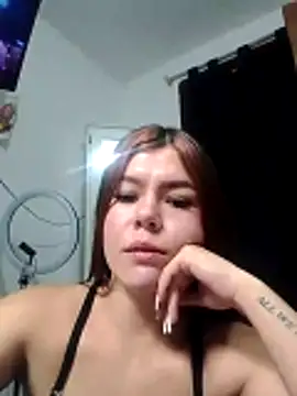 Snapshot of EmiNavarro chatting on 06.22.26 EmiNavarro online show from 06.22.26