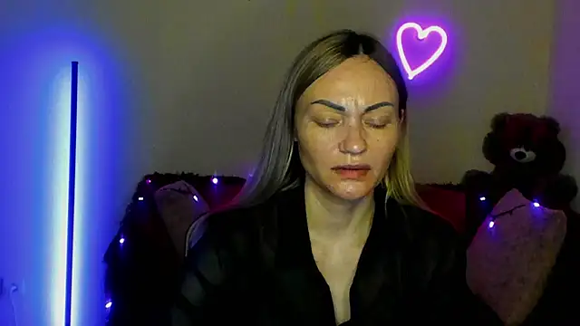 Snapshot of BlondMikey22 chatting on 05.11.26 BlondMikey22 online show from 05.11.26