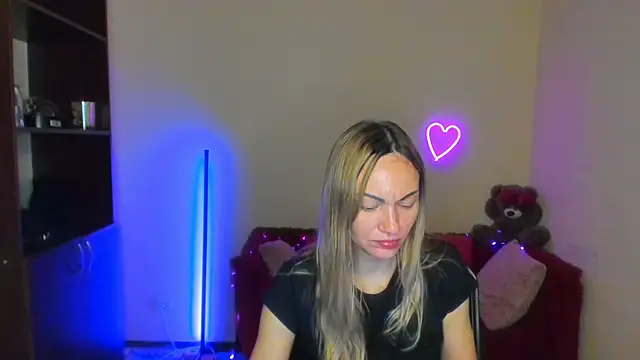 Snapshot of BlondMikey22 chatting on 06.10.26 BlondMikey22 online show from 06.10.26
