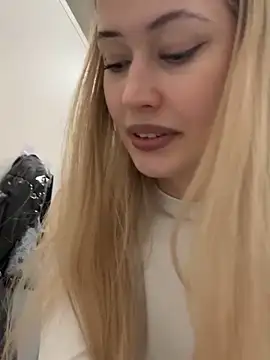 Snapshot of blonde_exe chatting on 02.12.26 blonde exe online show from 02.12.26