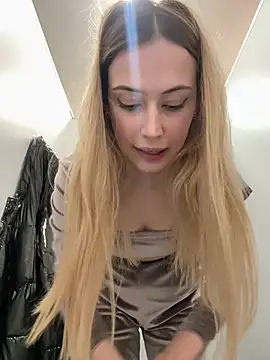 Snapshot of blonde_exe chatting on 03.04.26 blonde exe online show from 03.04.26