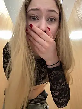 Snapshot of blonde_exe chatting on 03.27.26 blonde exe online show from 03.27.26