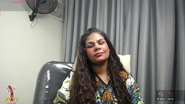 yaazhinii online show from 03.20.26