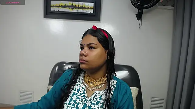 Snapshot of yaazhinii chatting on 04.11.26 yaazhinii online show from 04.11.26