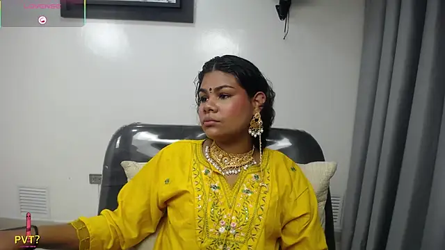 Snapshot of yaazhinii chatting on 04.12.26 yaazhinii online show from 04.12.26